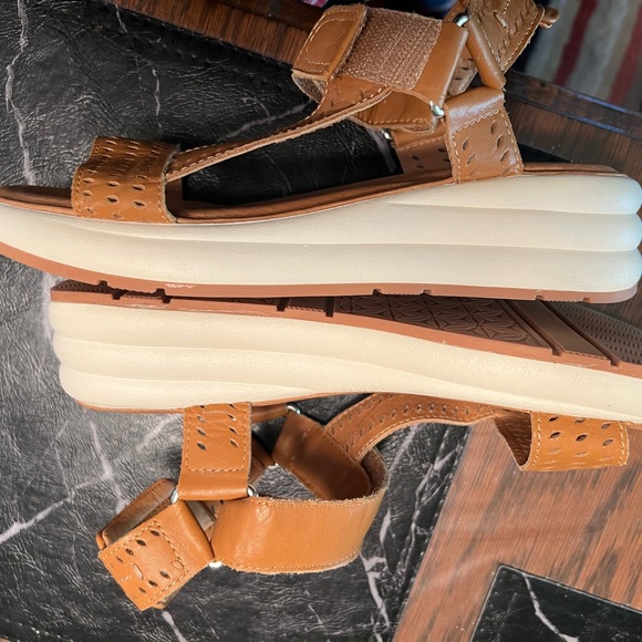 NWOT. Comfy comfy sandals with a wedge heel - Picture 2 of 5